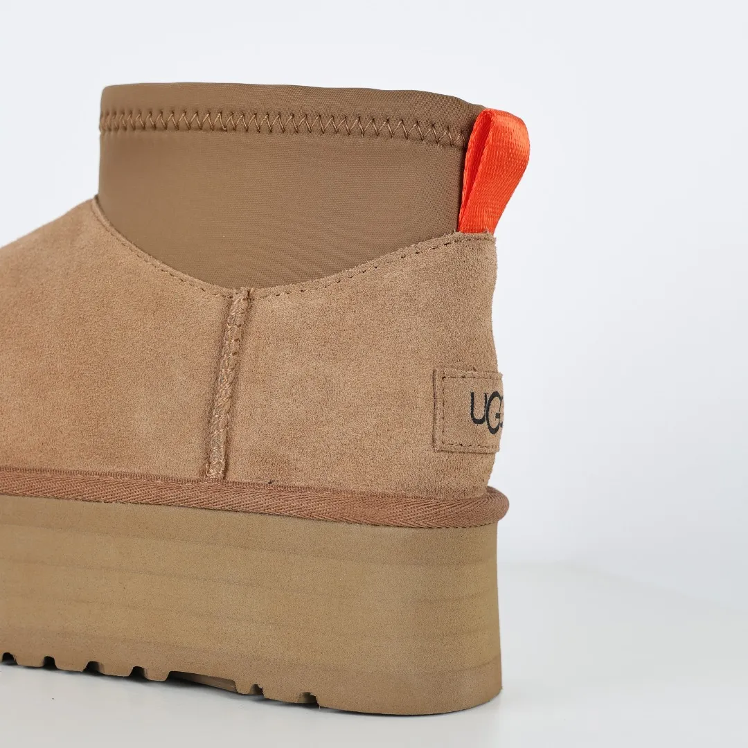 Pick up locally 💰600 Core recommended good price It is a very suitable choice for home furnishings. In the new year, uug launched a series of styles, which are partial to the preferences of young consumers and have also moved to the forefront of fashion trends. Shoe body material: water-repellent coated suede upper, 17 mm UGGPURE™ implantable wool insole, lightweight non-slip and comfortable rubber outsole, with brand LOGO and trademark, with full packaging Size: 35 36 37 38 39 40